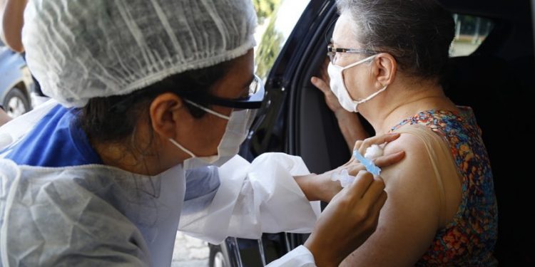 Camilo conversa com laboratórios para aquisição direta de vacinas, caso Plano Nacional de Imunização não seja suficiente