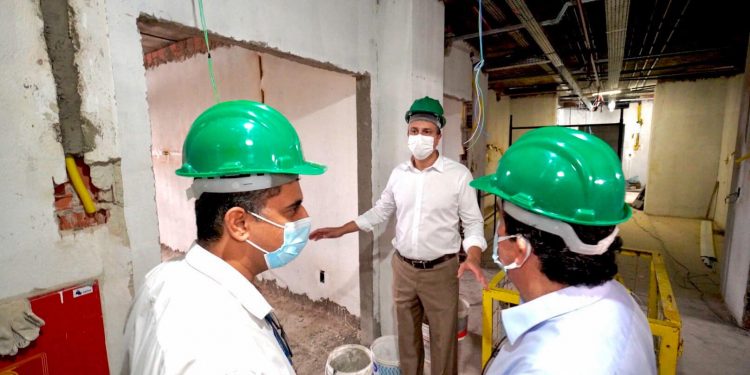 Camilo visita obras de ala de UTI que está sendo construída no Hospital Estadual Leonardo Da Vinci