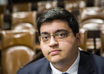 Corte de gasto com militar e de benefícios fiscais ajudariam a viabilizar auxílio, diz economista