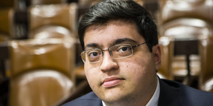 Corte de gasto com militar e de benefícios fiscais ajudariam a viabilizar auxílio, diz economista