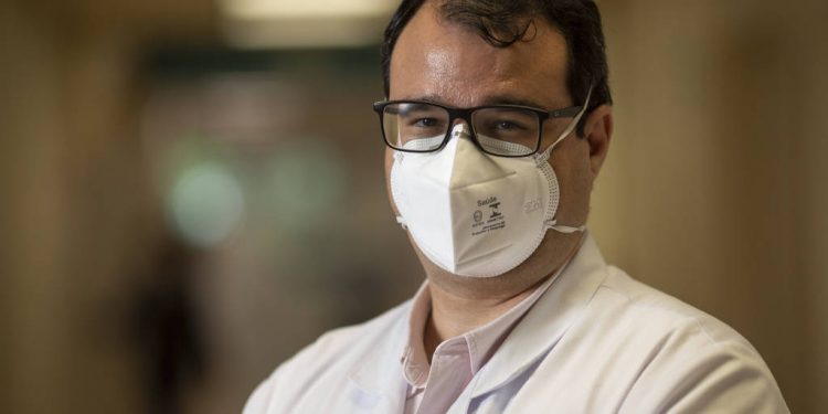 ‘O que salva é a assistência precoce’, diz infectologista que fez diagnóstico do 1º caso de Covid no Brasil