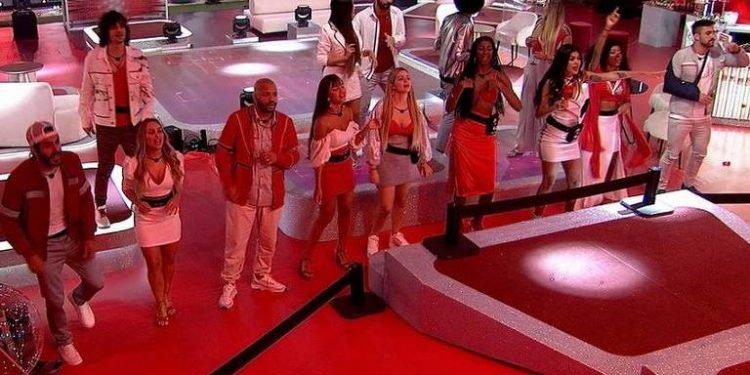 Festa de sexta no BBB21 teve show de Thiaguinho, muita fofoca e medo de paredão