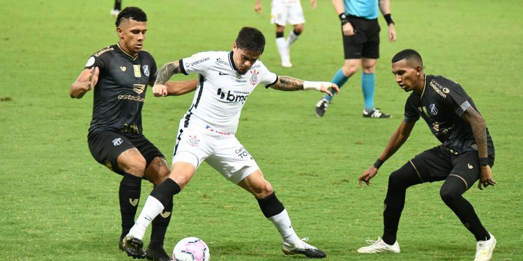 Corinthians recebe o Ceará em confronto direto por vaga na Libertadores