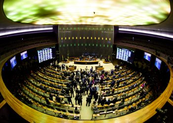 Eleição para presidência da Câmara tem bate-boca, acusações de tapetão e aglomerações na pandemia