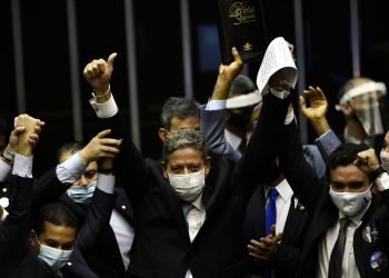 Em 1ª decisão, Lira rebaixa PT, favorece aliados e tira tucanos e Rede do comando da Câmara