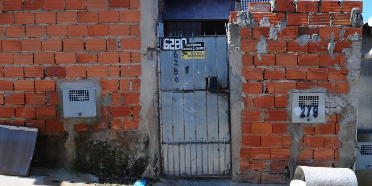 Parentes de menino mantido em barril dizem que estão recebendo ameaças