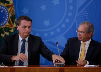 Bolsonaro diz que estuda projeto de lei para mudar cobrança de ICMS sobre combustíveis