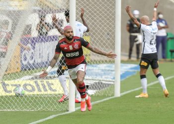 Flamengo vence Corinthians e segue na disputa pelo Brasileirão com o Inter