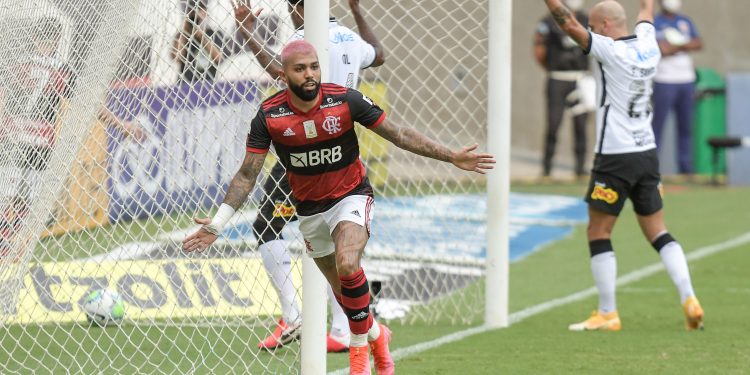 Flamengo vence Corinthians e segue na disputa pelo Brasileirão com o Inter