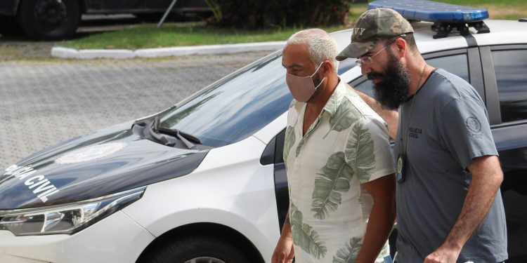 Cantor Belo é preso após fazer show durante pandemia em área de tráfico no Rio