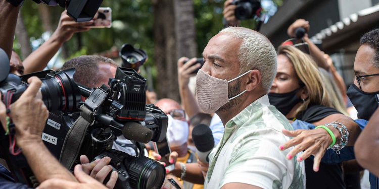 Belo é solto após passar noite na cadeia por show na pandemia