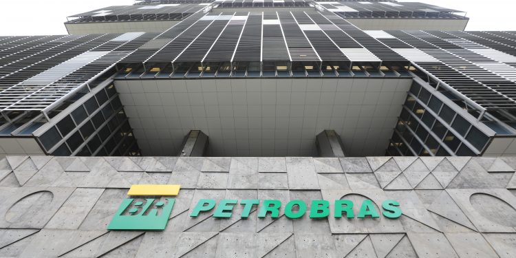 Ainda defasada, Petrobras sobe mais de 12% após tombo