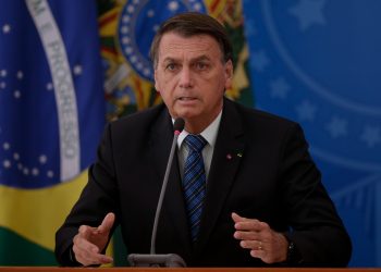 Bolsonaro diz que, se comprar vacina da Pfizer, vai mostrar à população todas as cláusulas do contrato