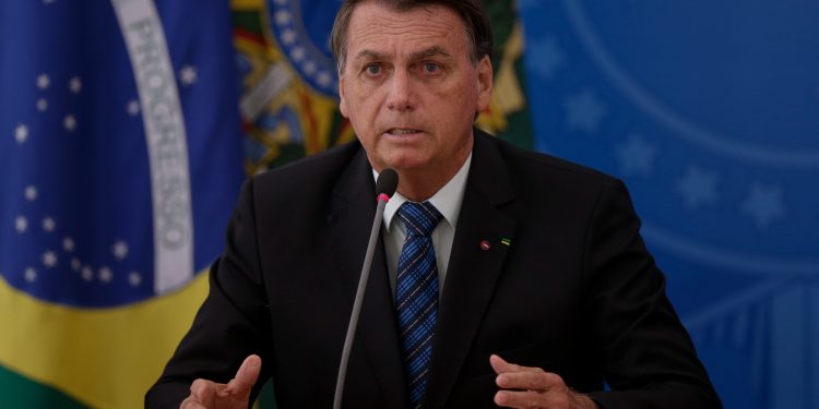 Bolsonaro diz que, se comprar vacina da Pfizer, vai mostrar à população todas as cláusulas do contrato
