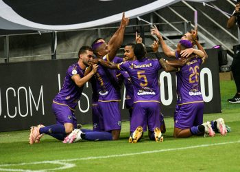 Com gol nos acréscimos, Ceará vence o Botafogo no adeus de Prass
