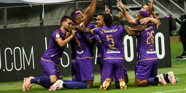 Com gol nos acréscimos, Ceará vence o Botafogo no adeus de Prass
