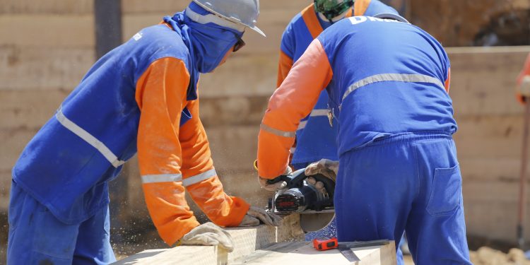 Ceará fecha 2020 com saldo de 18,5 mil vagas de empregos e ocupa a 2ª colocação no NE e a 8ª no país, respectivamente