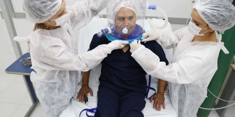 Ceará consegue autorização para isentar ICMS do capacete Elmo; vacinas também terão imposto zerado