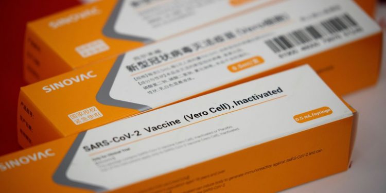 Governo da China aprova uso da Coronavac para toda a população