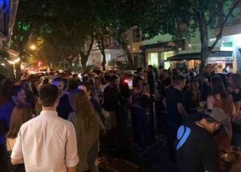 Do Leblon à Maré, ‘órfãos do Carnaval’ lotam ruas do Rio