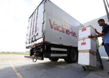Governo do Ceará garante envio do quarto lote de vacinas contra covid-19 para todo o Interior cearense