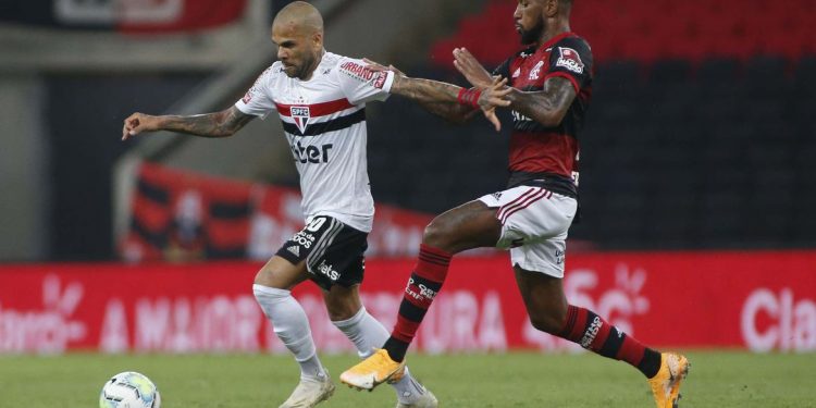 Flamengo visita São Paulo em busca de título do Brasileiro