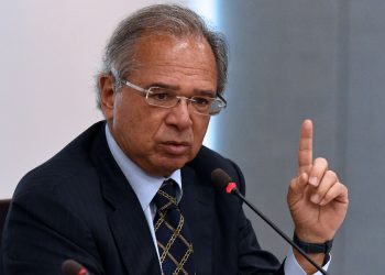 Guedes negocia com Congresso plano escalonado para recuperar economia