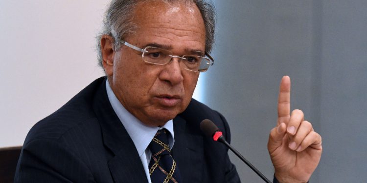 Guedes negocia com Congresso plano escalonado para recuperar economia