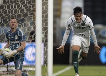 Palmeiras mostra evolução e sai na frente do Grêmio na final da Copa do Brasil