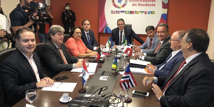 Governadores do Nordeste assinam carta contra fim do piso para saúde e educação