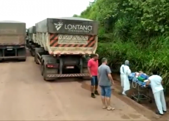 Enfermeira empurra maca em trecho de terra da Transamazônica após bloqueio de caminhões