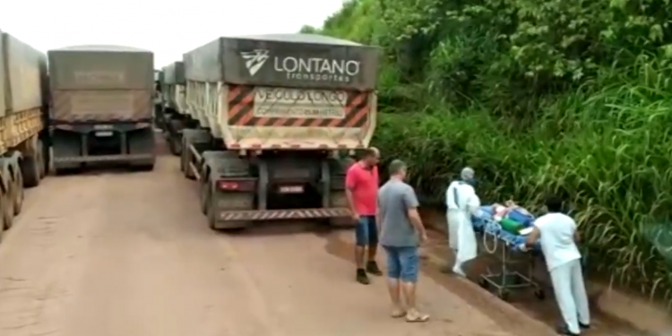 Enfermeira empurra maca em trecho de terra da Transamazônica após bloqueio de caminhões