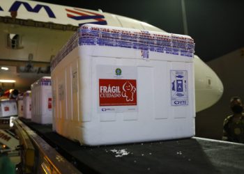 Ceará recebe 115 mil doses da vacina CoronaVac