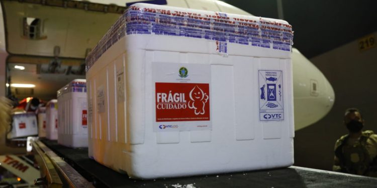 Ceará recebe 115 mil doses da vacina CoronaVac