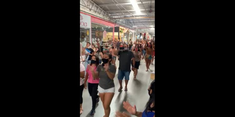 Fortaleza: permissionários do Shopping Centro Fashion fazem protesto contra aumento da taxa de manutenção