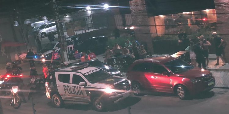 Fortaleza: grupo de assaltantes roubam em restaurante na Varjota e foge atirando