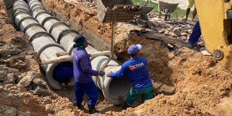 Aracati: obras de drenagem seguem sendo realizadas nas ruas do município
