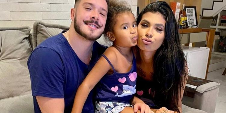 Pai da filha de Pocah acusa cantora de proibi-lo de ver a menina e afirma estar indignado