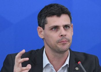 Acabar com piso de saúde e educação é ‘cavalo de pau em transatlântico’, diz secretário do Tesouro