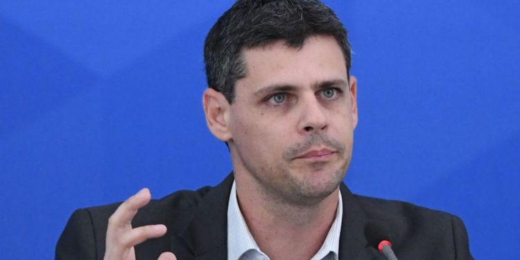 Acabar com piso de saúde e educação é ‘cavalo de pau em transatlântico’, diz secretário do Tesouro