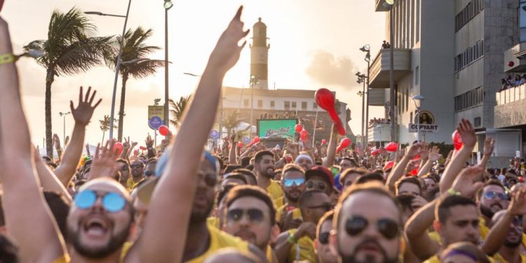 Com tapumes, multas e fiscal caça-festas, cidades adotam ações anti-Carnaval