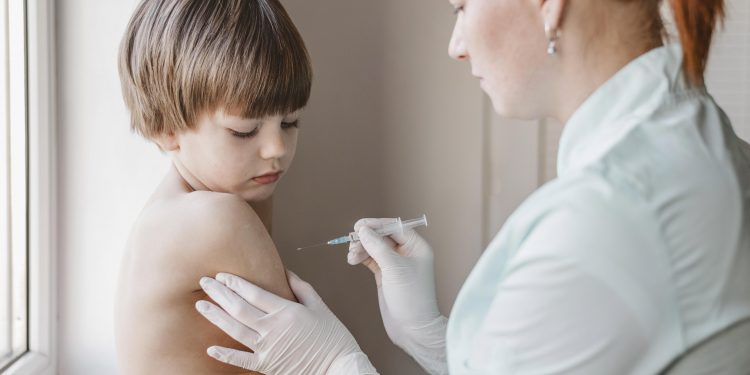 Vacina de Oxford será testada pela primeira vez em crianças e adolescentes