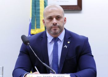 Moraes determina bloqueio de redes sociais de deputado