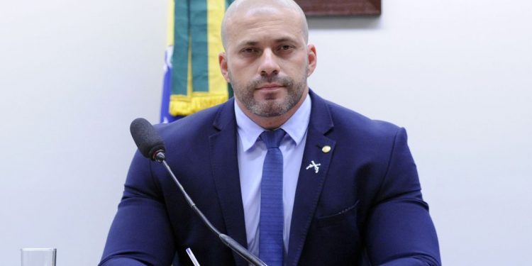 Moraes determina bloqueio de redes sociais de deputado