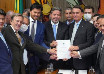 Bolsonaro entrega à Câmara PL que permite privatização dos Correios