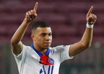 Com três de Mbappé, PSG goleia Barcelona de virada na Champions