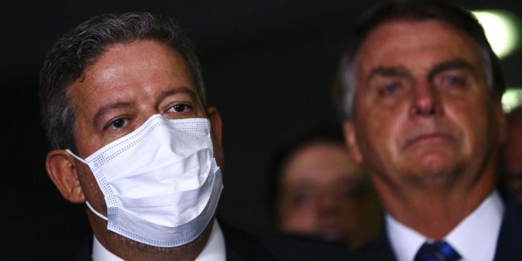 Lira chama governadores para diálogo sobre pandemia após ataques de Bolsonaro a medidas restritivas