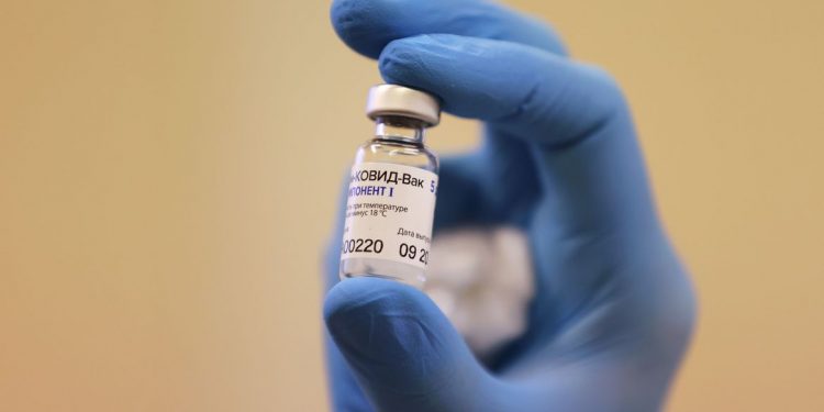 Brasil negocia compra de 10 milhões de vacinas Sputnik V