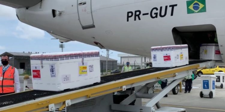 Ceará recebe 80.500 doses da Oxford/AstraZeneca e prossegue com imunização prioritária