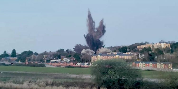 Bomba usada pelos alemães na 2ª Guerra é detonada no sul da Inglaterra